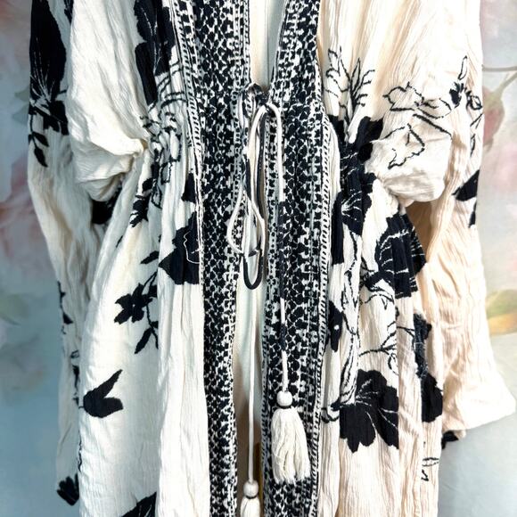 Billabong Sea The Sun Black & Cream Floral Tie Front Cover-Up Kimono - Picture 3 of 8